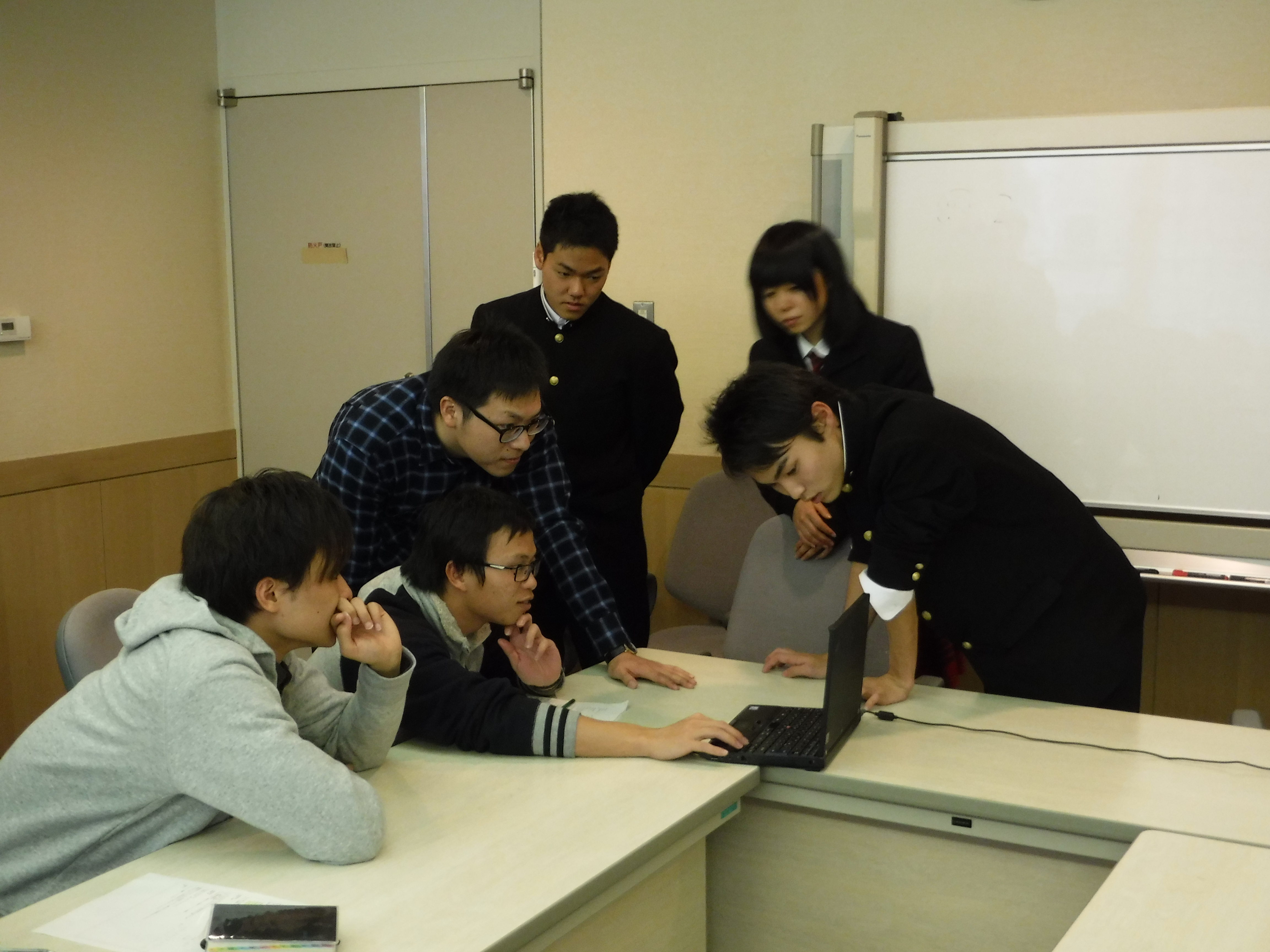 会津高等学校の生徒と本学の留学生が地域活性化について意見交換