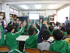 International students at UoA introduced their home cultures to Elementary school students at Ikki Elementary school