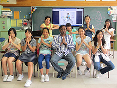 Mr. Akila Siriweera from Sri Lanka introduced his native culture at Matsunaga Elementary School in Aizu Wakamatsu city