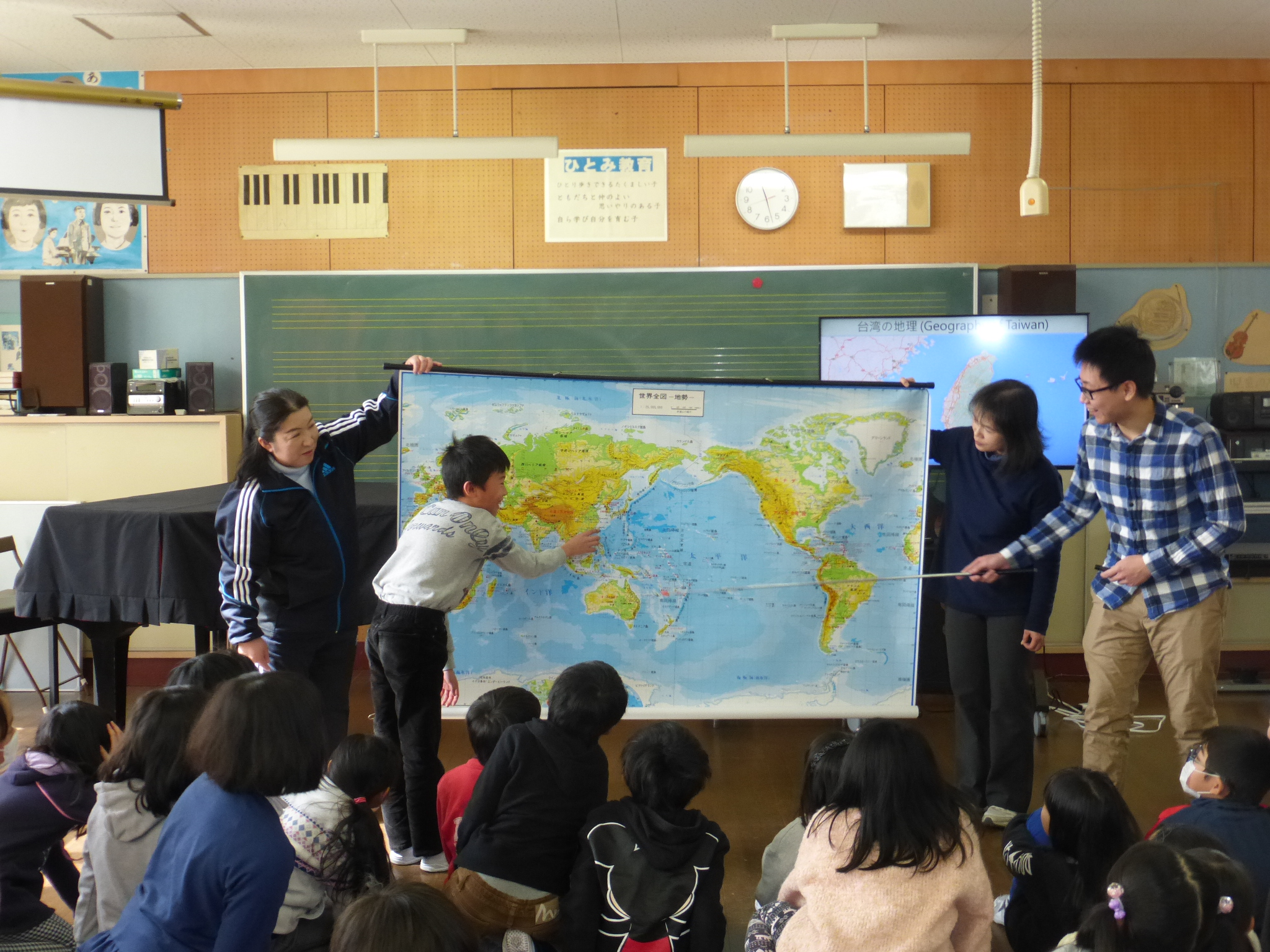 International students at UoA introduced their home cultures at Ikki Elementary school