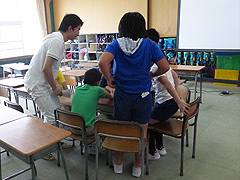 会津若松市立日新小学校で外国人留学生が子供たちと英語で交流