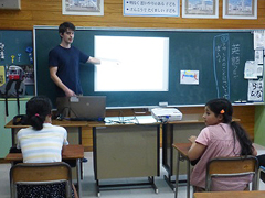 Mr. Pascal Lamouric from France introduced his native culture at Matsunaga Elementary School in Aizu Wakamatsu city