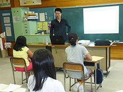 Mr. Jianguo Yu form China introduced his native culture at Matsunaga Elementary School in Aizu Wakamatsu city