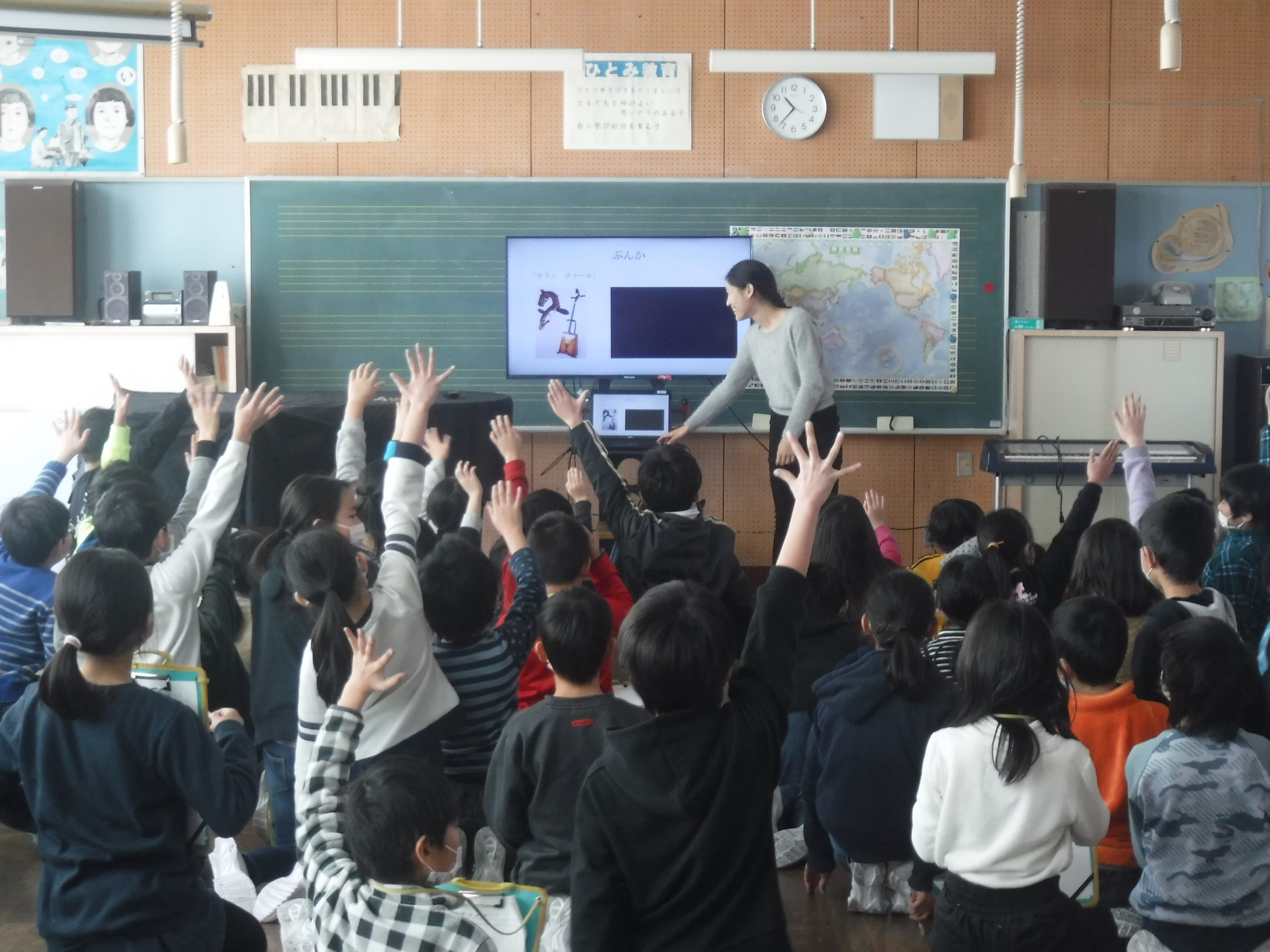 会津若松市立一箕小学校で留学生が母国を紹介