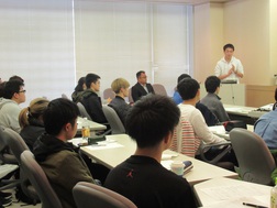 The mid-term study abroad explanatory meeting was held.