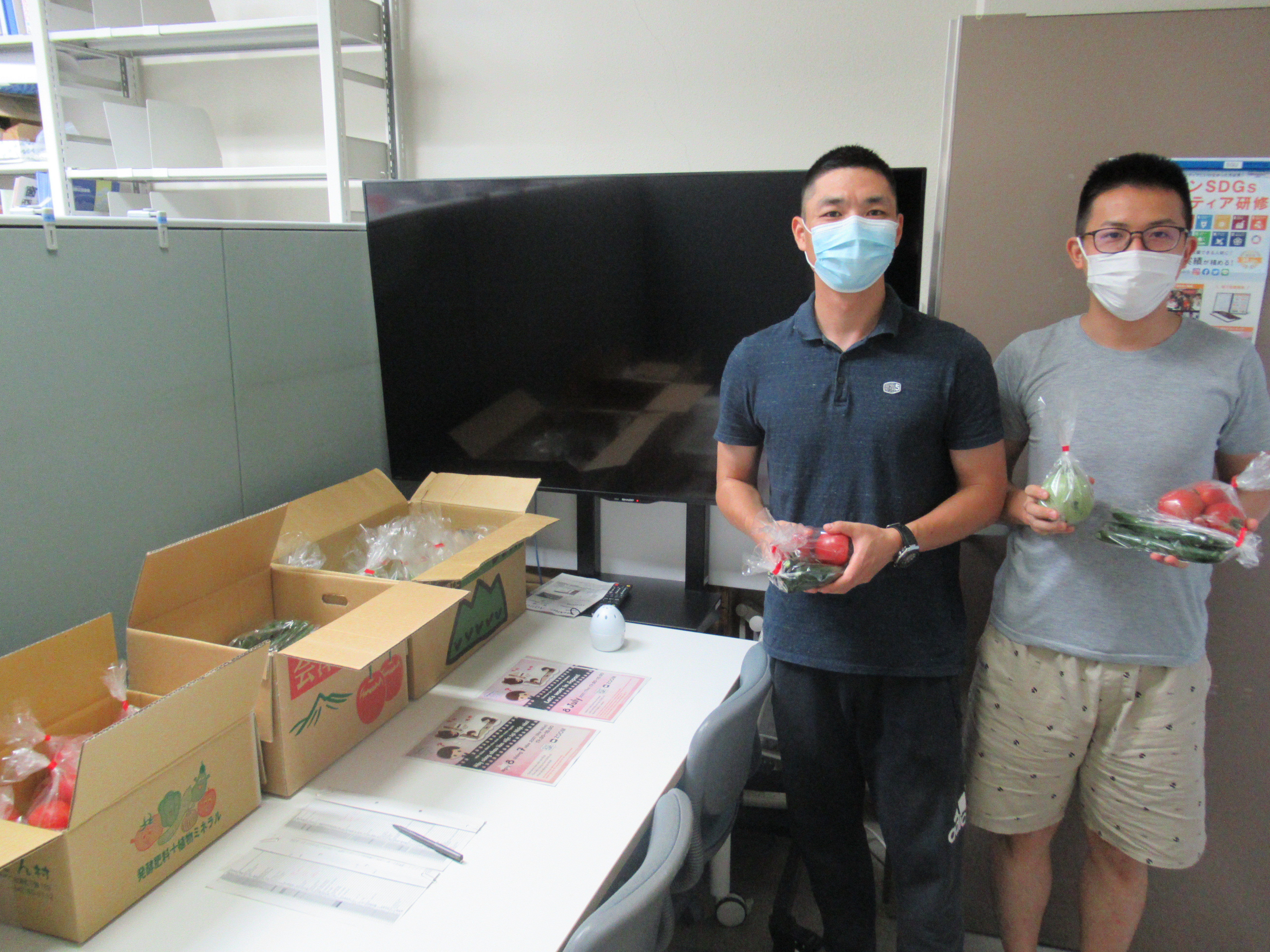 Takahashi-san and Iwahashi-san donated vegetables (zucchini, cucumber and tomato)  to the international students