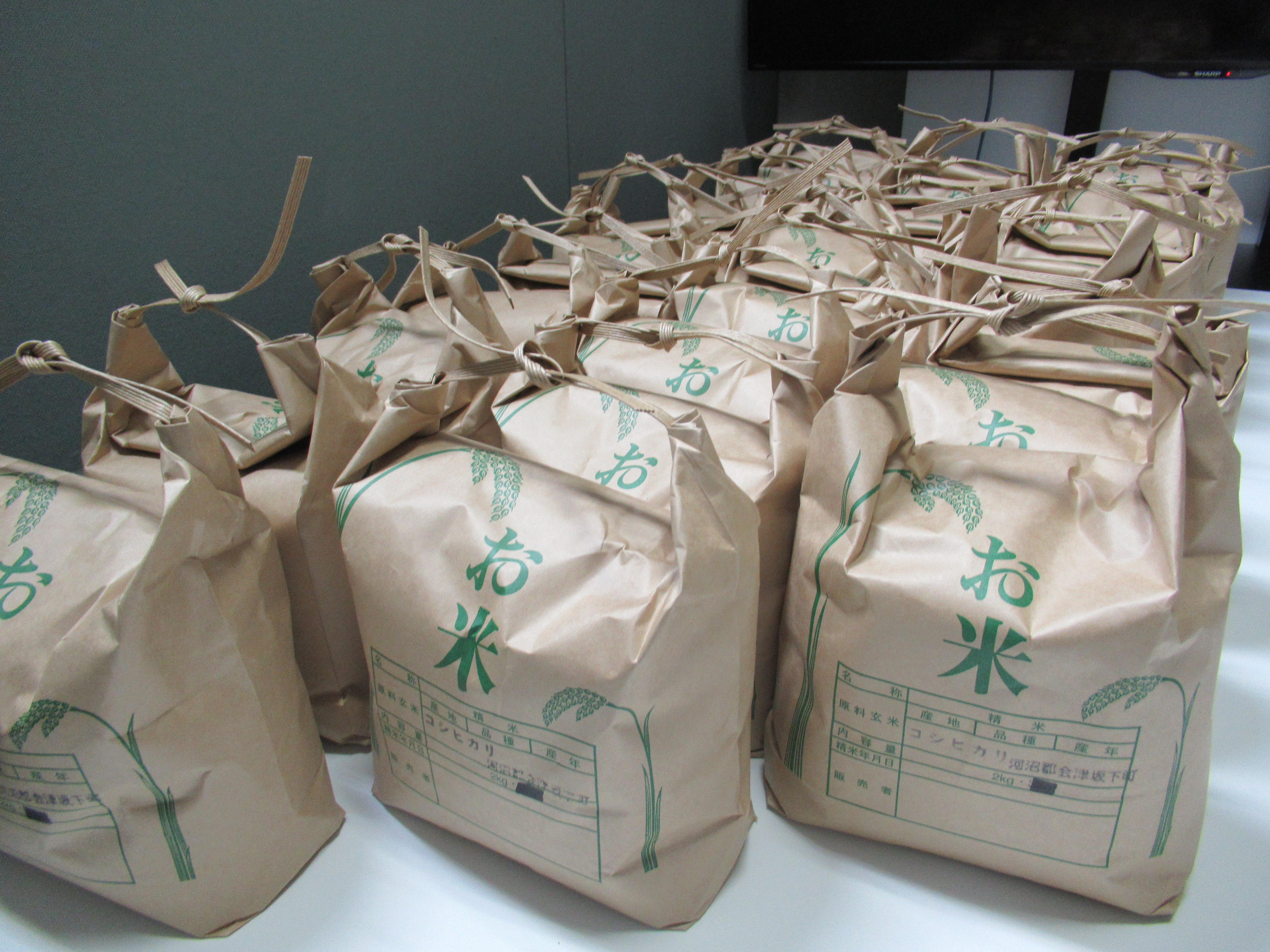 MS. Igarashi donated rice to the international students