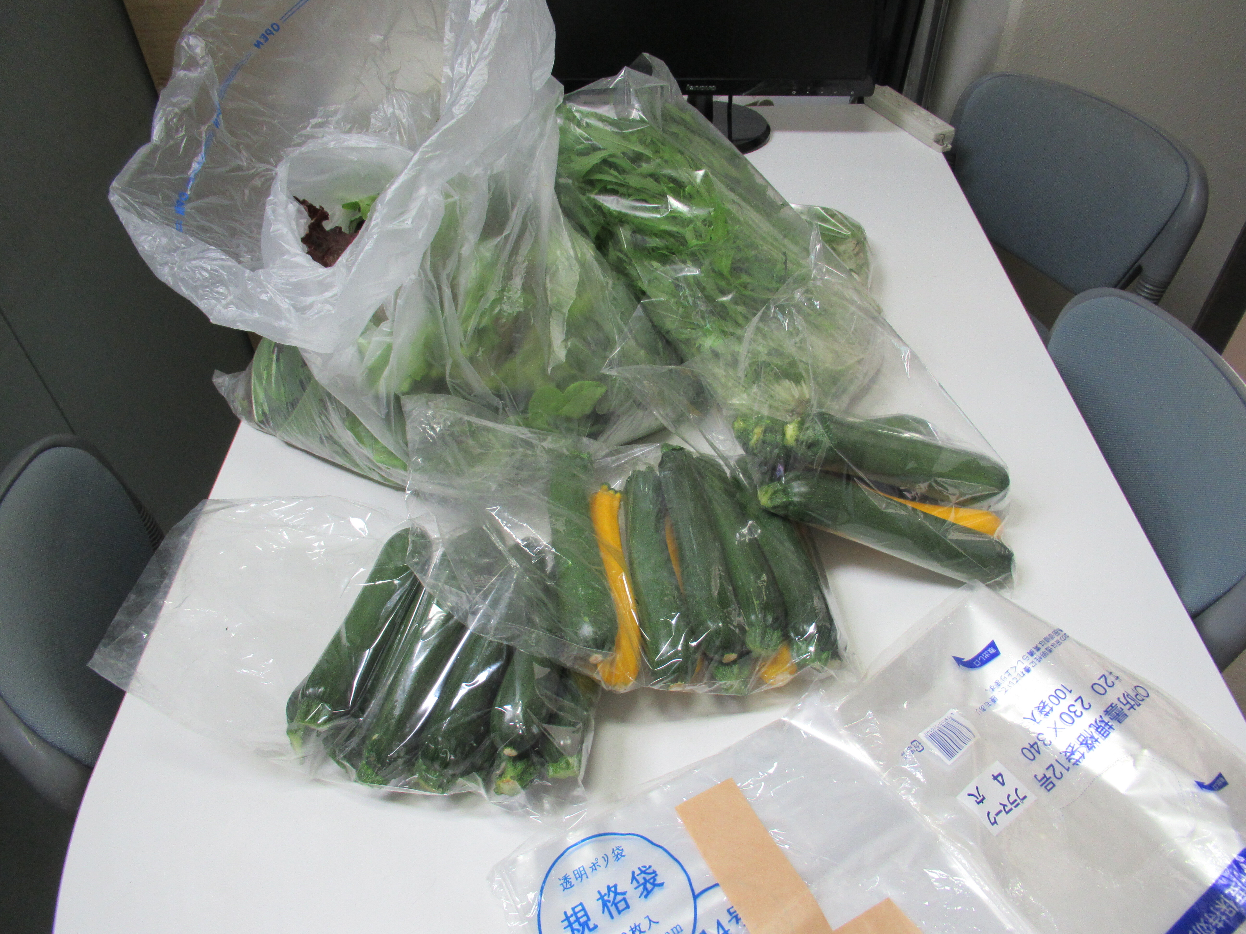 高橋さんのご厚意により、会津大学留学生に新鮮な野菜が届けられました。