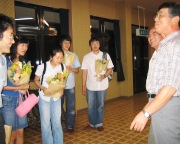 Ms. Yoo and Ms. Kim greeting to their host family